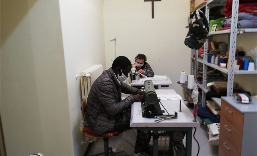 La sartoria sociale “La Téranga” produce le mascherine