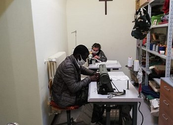 La sartoria sociale “La Téranga” produce le mascherine